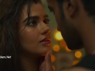 Morena Gita se entrega apasionadamente en la cama al romance