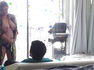 Ama de casa tetona seduce al inquilino para hacer el amor