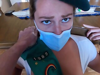 Girl Scout vendía galletas y tenía un coño en la polla de un pervertido