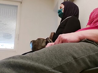 Wichst einen Schwanz an einen Fremden, stört die muslimische Madame nicht