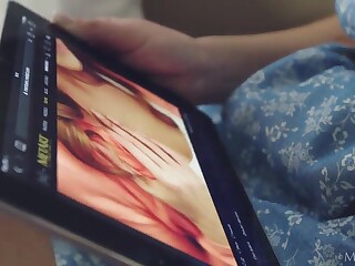 Já viu o suficiente pornô e muito excitada, doce menina Sybil a