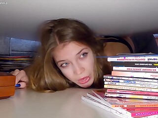 Fiquei preso debaixo da mesa e fodi, é tudo culpa do maldito gamão Rasguei as minhas calças e fodi a cabra presa debaixo da mesa