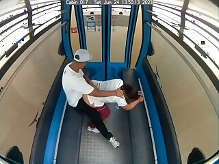 A foder numa cabine de teleférico, seus equatorianos sem vergonha!