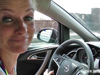 Hat einen Mitreisenden im Auto aufgesaugt, damit die Fahrt nicht langweilig wird! - Schmutzige Tina