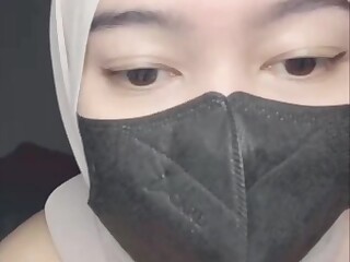 Обычно мусульманки не мастурбируют перед вебкой, но эта исключение