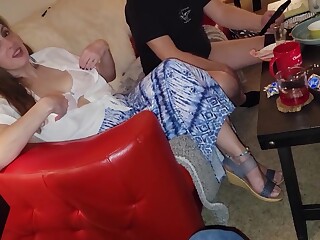 Der Liebhaber fickt und der Hahnrei lutscht, ein aufregender Abend bei der Frau