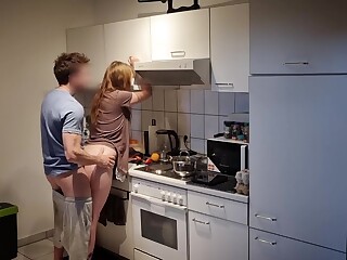 você pode cortar a salada depois, e agora vou te foder Estilo cachorrinho na cozinha!