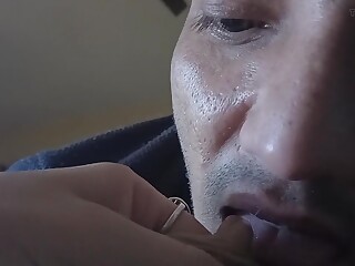 Mao Tse-tung envidiaría a este amante de la leche de mujer. Mi mujer da leche directamente de las tetas.