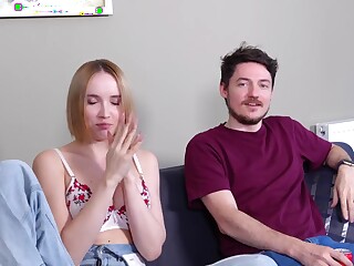 Polly Yangs chupa polla mientras el cornudo mira
