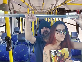 Fanny mit roten Haaren bekommt dicken Saft auf den Arsch im Bus