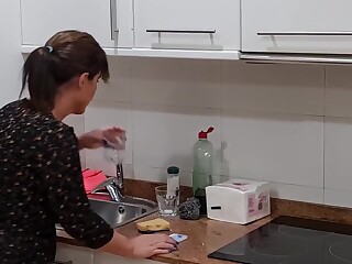 Montse Swinger在厨房被猛干
