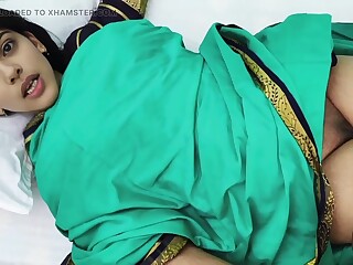 India en sari verde follada duro en la cama