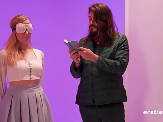 Rubia tetona con antifaz chupa varias vergas