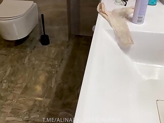 Alina rai在淋浴间口交后被后入