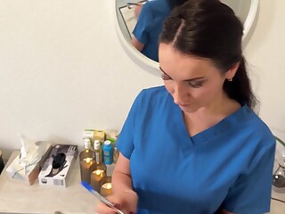 拉脱维亚护士eva keks在按摩床上撸病人鸡巴