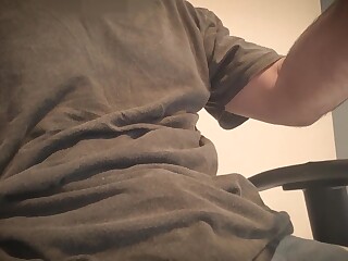 拉丁熟妻穿着紧身牛仔裤晃动大屁股