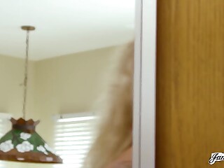 Ryan Conner在厨房被三根鸡巴猛干