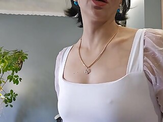 Milf rusa abre su culo aceitado para dedos anales