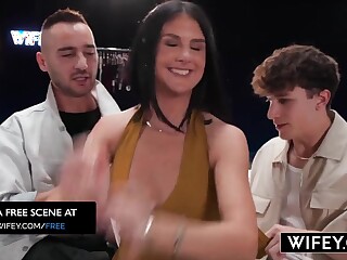 Sienna Rae 被双插而老公在旁观看